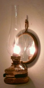 Nástěnná skleněná petrolejová lampa