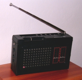 starší čtyřrozsahový přenosný rozhlasový přijímač na baterie i na síť Tesla Domino (ilustrační foto)