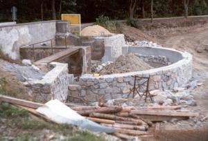 Stavba půlkruhového přepadu na rybníku u Dvořiště