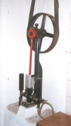 čerpadlo na přímý mechanický pohon pro čerpání studniční vody do tlakového zásobníku domácí vodárny (realizované autorem)